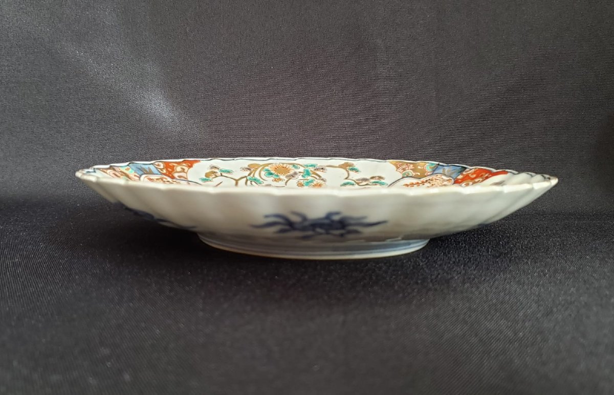 Assiette  porcelaine d'Imari, décor de panier fleuri, grues et lièvres - Époque Meiji 1868 1912-photo-7
