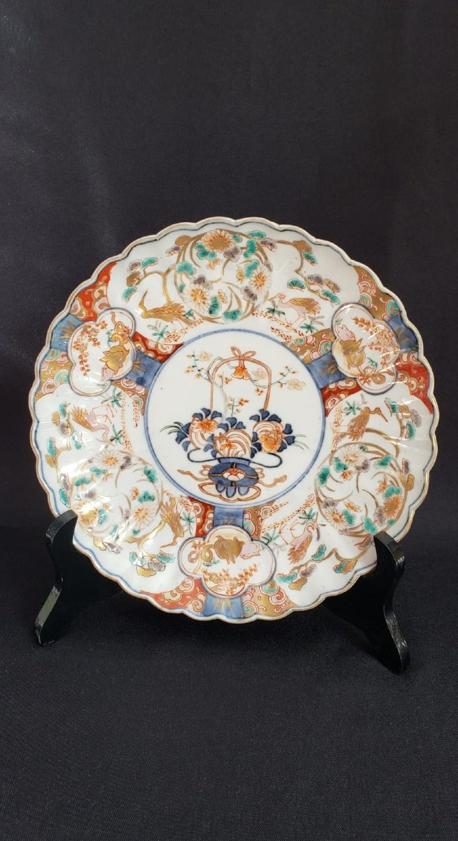 Assiette  porcelaine d'Imari, décor de panier fleuri, grues et lièvres - Époque Meiji 1868 1912