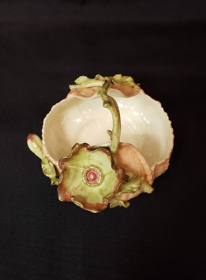 Panier vide-poches en porcelaine de Saxe – Décor floral en relief – Art Nouveau vers 1890-photo-4
