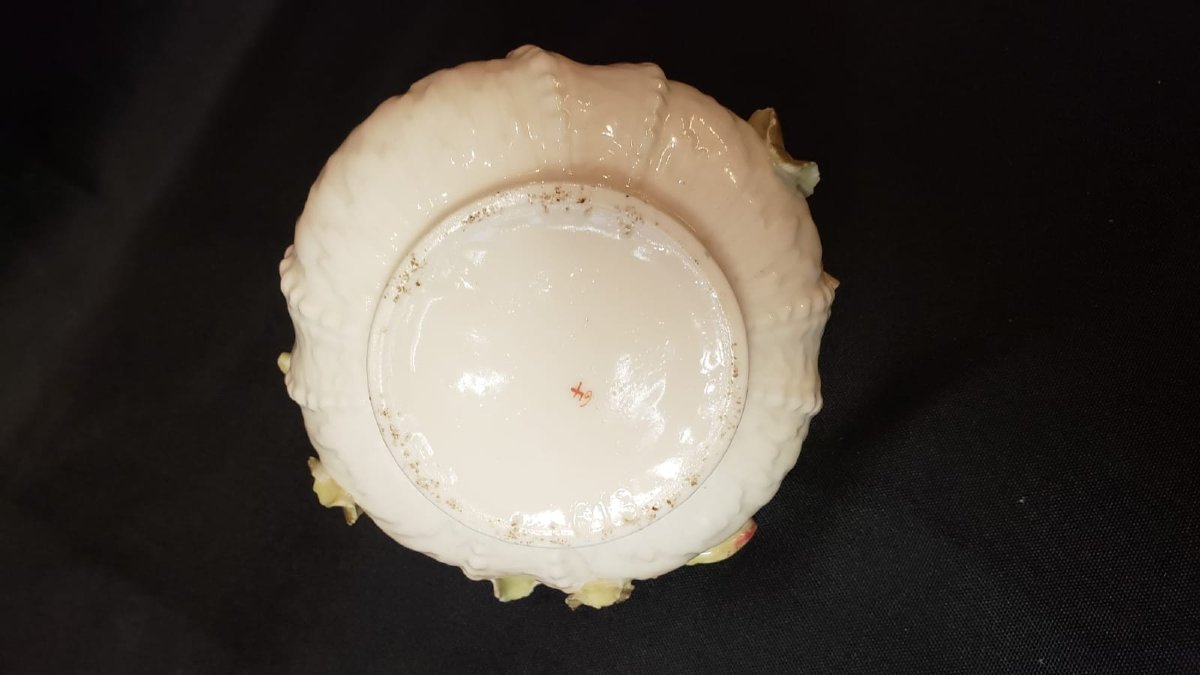 Panier vide-poches en porcelaine de Saxe – Décor floral en relief – Art Nouveau vers 1890-photo-1