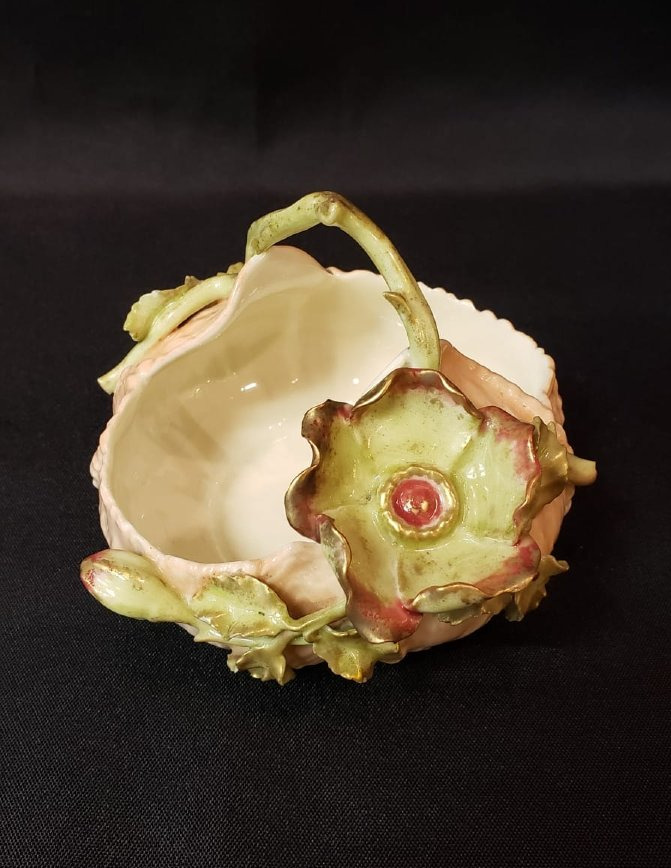 Panier vide-poches en porcelaine de Saxe – Décor floral en relief – Art Nouveau vers 1890-photo-3