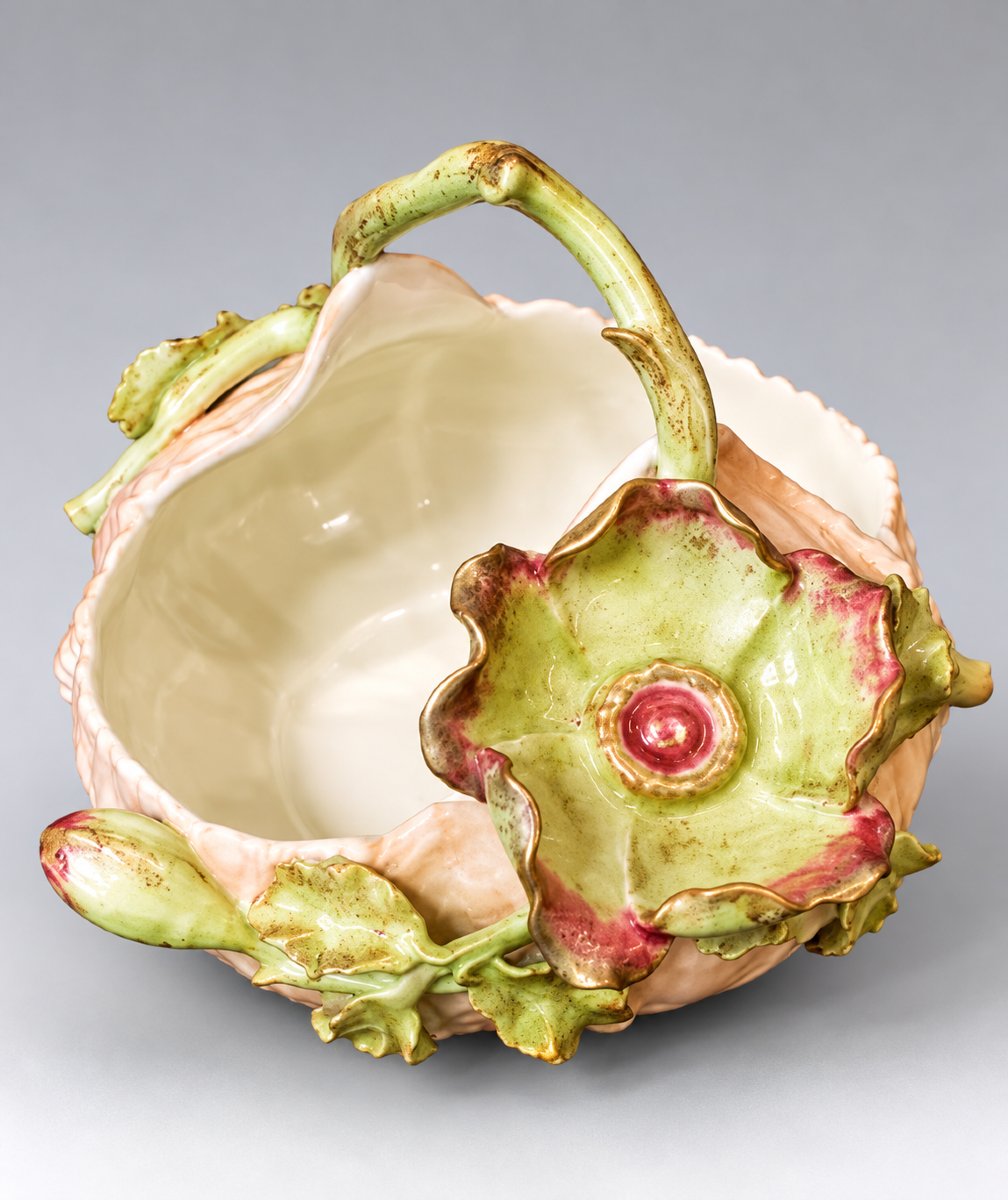 Panier vide-poches en porcelaine de Saxe – Décor floral en relief – Art Nouveau vers 1890