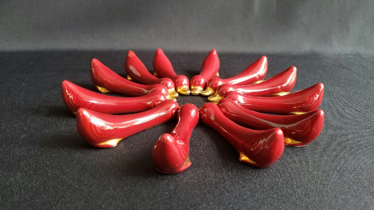 Ensemble de 12 porte-couteaux  en porcelaine rouge et or - Canards stylisés - Vers 1960/70-photo-2