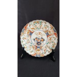 Assiette porcelaine d'Imari, décor de panier fleuri, grues et lièvres - Époque Meiji 1868 1912