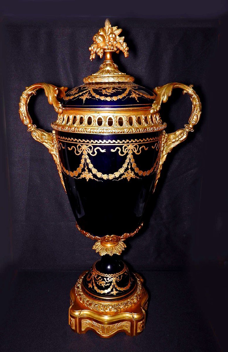 Vase Couvert En Porcelaine Et Monture En Bronze Doré 19 éme