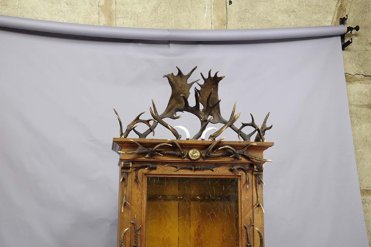 Fantastique Armoire à Fusils En Bois De Chêne Avec Décoration En Bois De Cerf Ca. 1900-photo-3