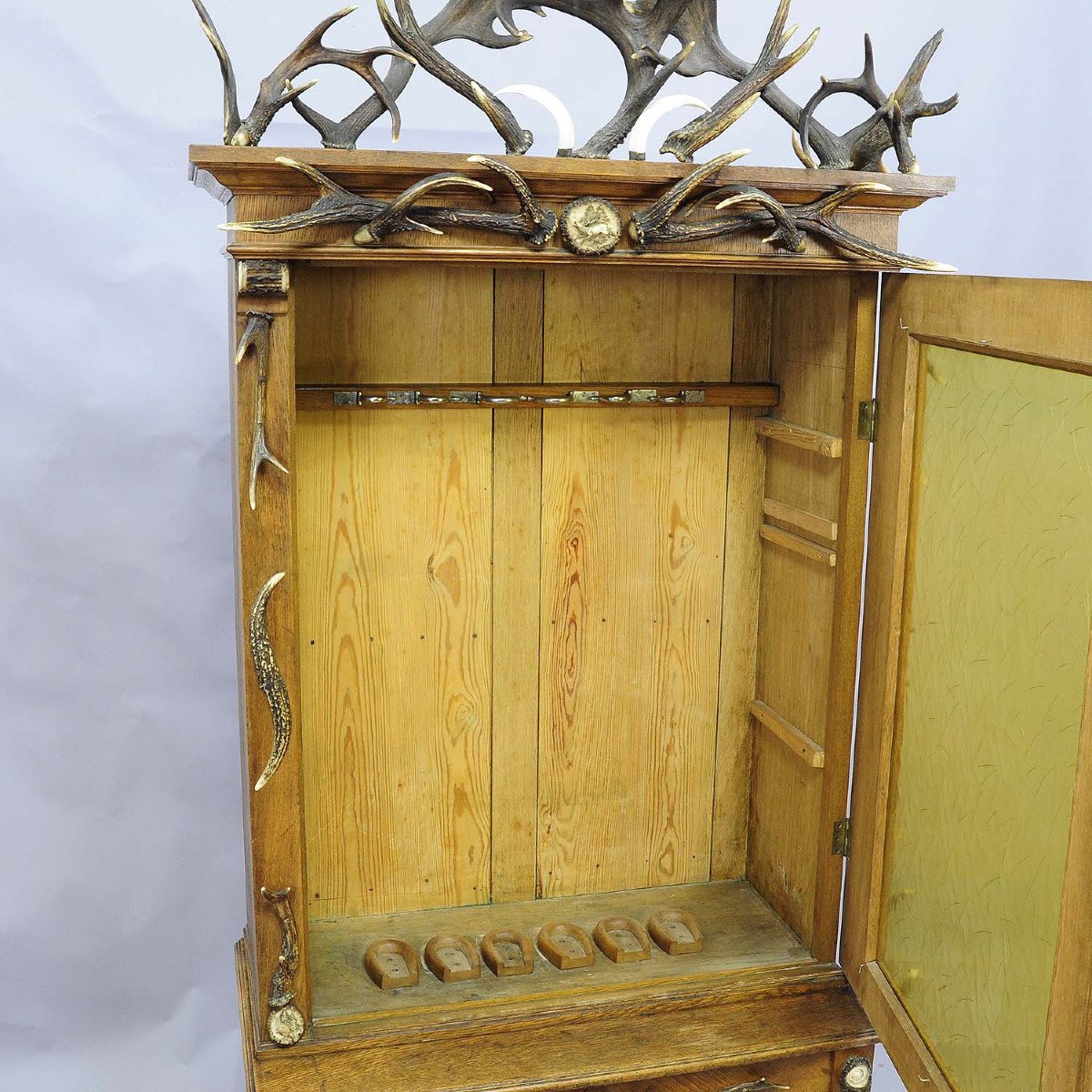 Fantastique Armoire à Fusils En Bois De Chêne Avec Décoration En Bois De Cerf Ca. 1900-photo-3