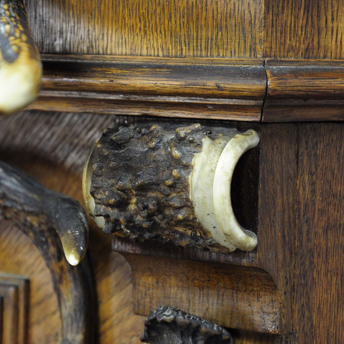 Fantastique Armoire à Fusils En Bois De Chêne Avec Décoration En Bois De Cerf Ca. 1900-photo-4