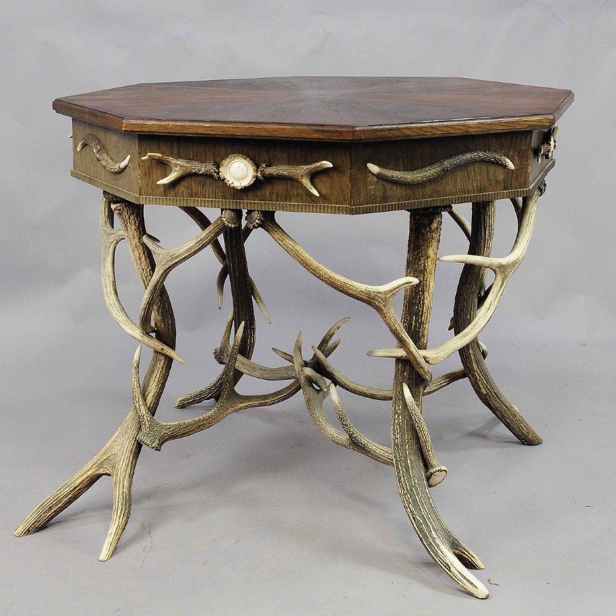 Table Octogonale En Bois De Cerf De Fabrication élaborée Ca. 1900-photo-2