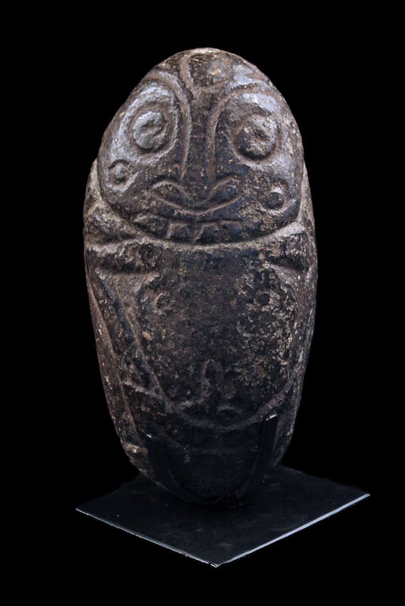 Ancienne pierre de fertilité, art tribal, art océanien, Art Mélanésien, pierre gravée, 32 cm