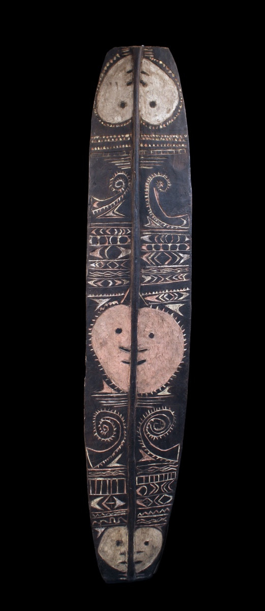 Bouclier votif, Art Océanien, Art Tribal, Arts Premiers, Océanie,  sculpture, 158 x 30 cm