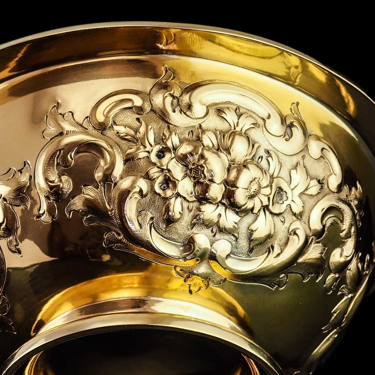 Coupe Victorienne en argent massif doré, richement ciselée de motifs floraux — 1860-photo-5