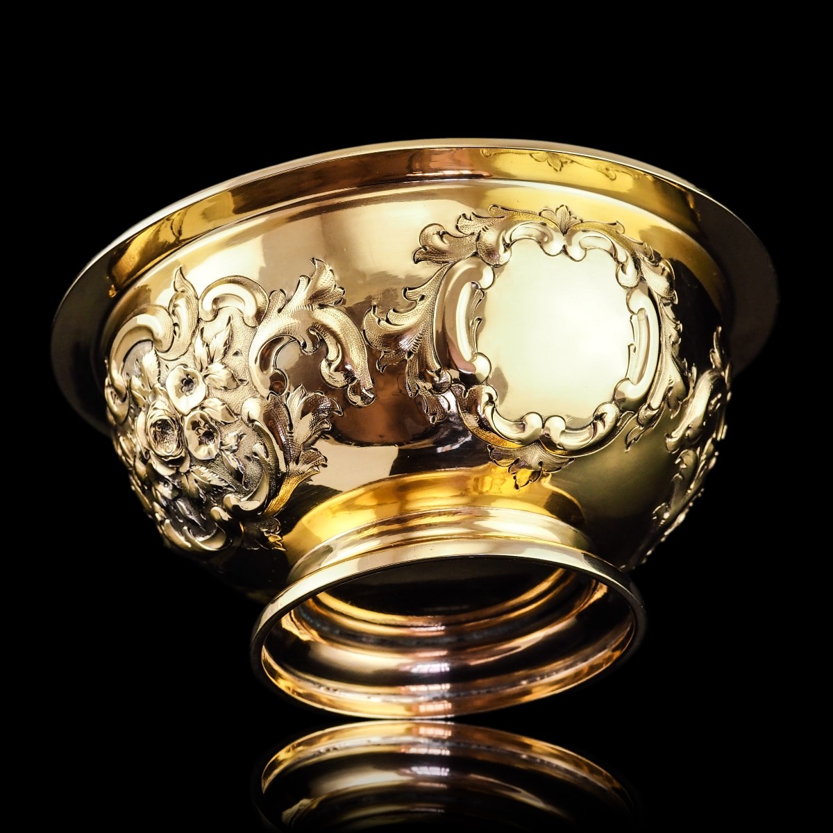 Coupe Victorienne en argent massif doré, richement ciselée de motifs floraux — 1860