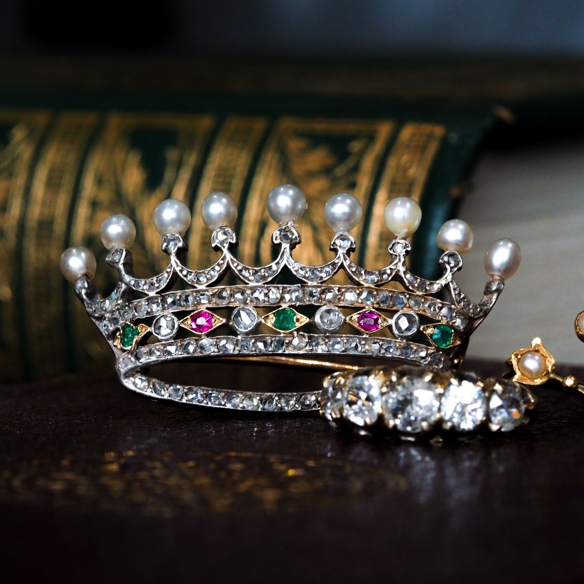 Broche Française en or 18K, couronne/coronnet rubis, émeraudes, diamants et  perles c.1900-photo-2