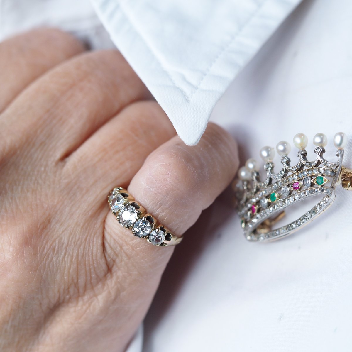 Broche Française en or 18K, couronne/coronnet rubis, émeraudes, diamants et  perles c.1900-photo-3