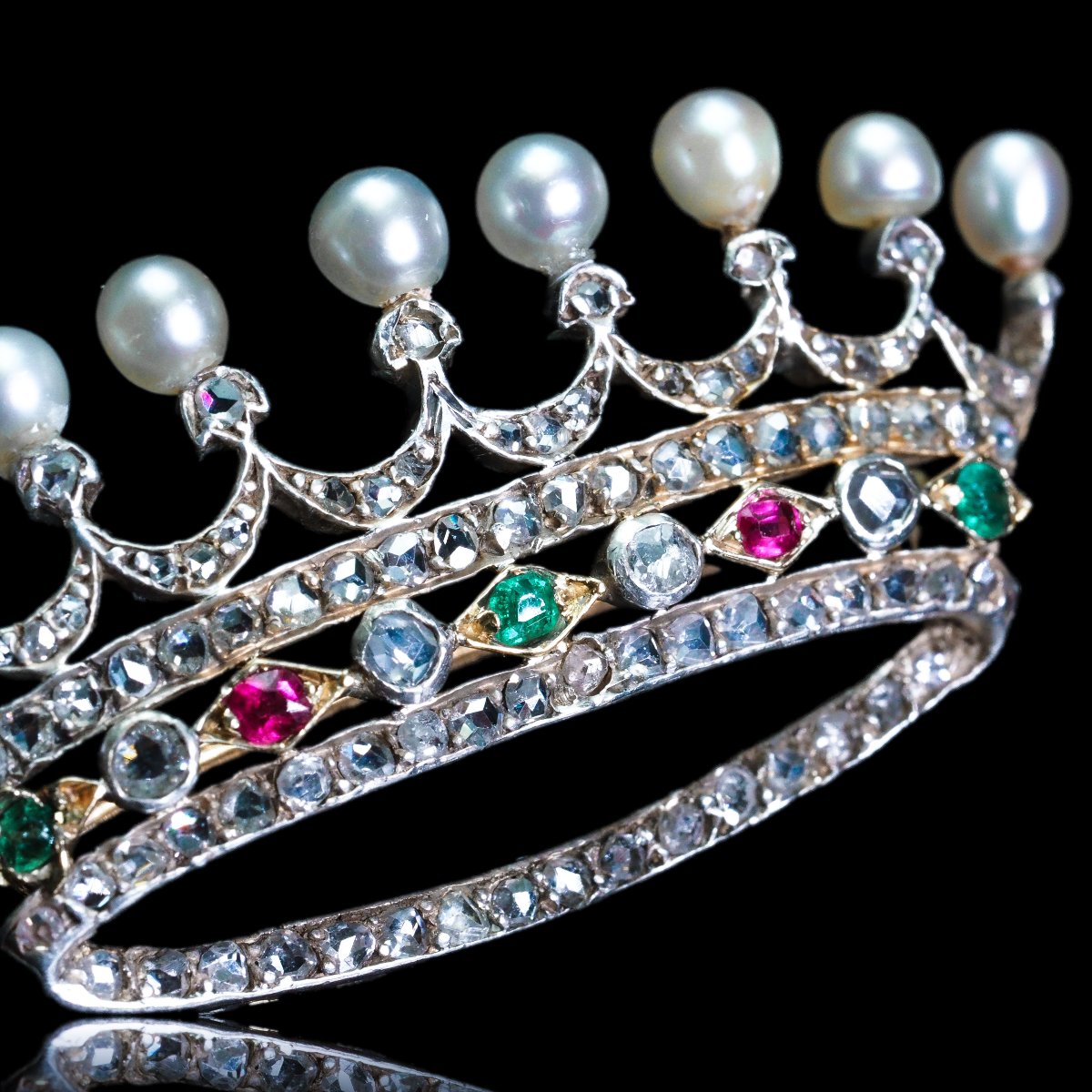 Broche Française en or 18K, couronne/coronnet rubis, émeraudes, diamants et  perles c.1900-photo-4