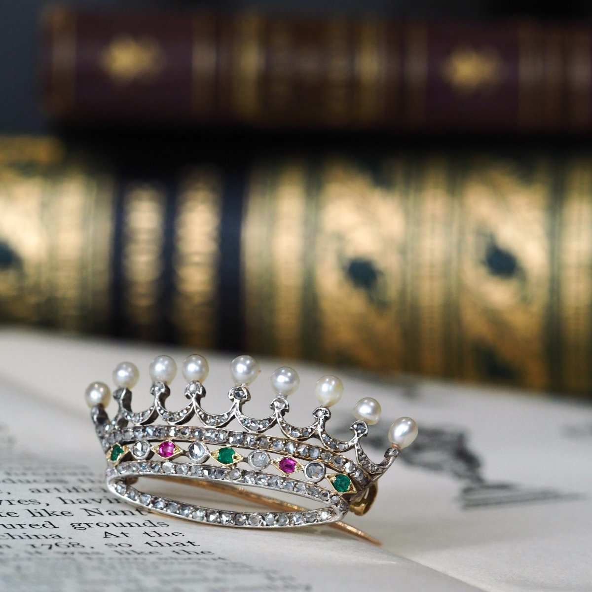 Broche Française en or 18K, couronne/coronnet rubis, émeraudes, diamants et  perles c.1900-photo-1