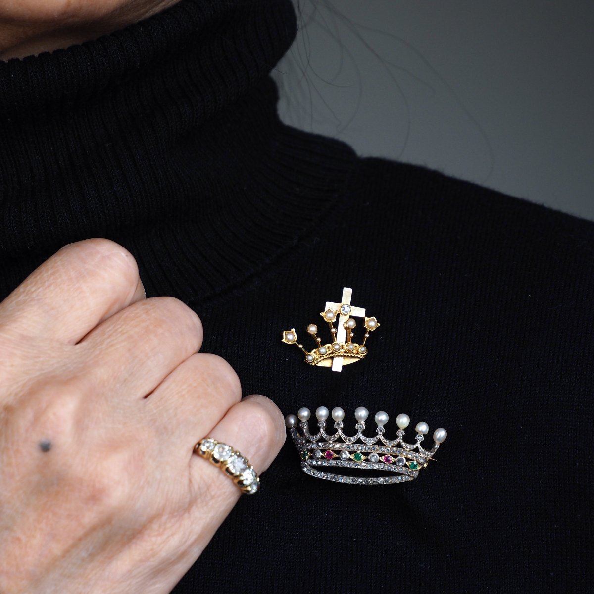 Broche Française en or 18K, couronne/coronnet rubis, émeraudes, diamants et  perles c.1900-photo-4
