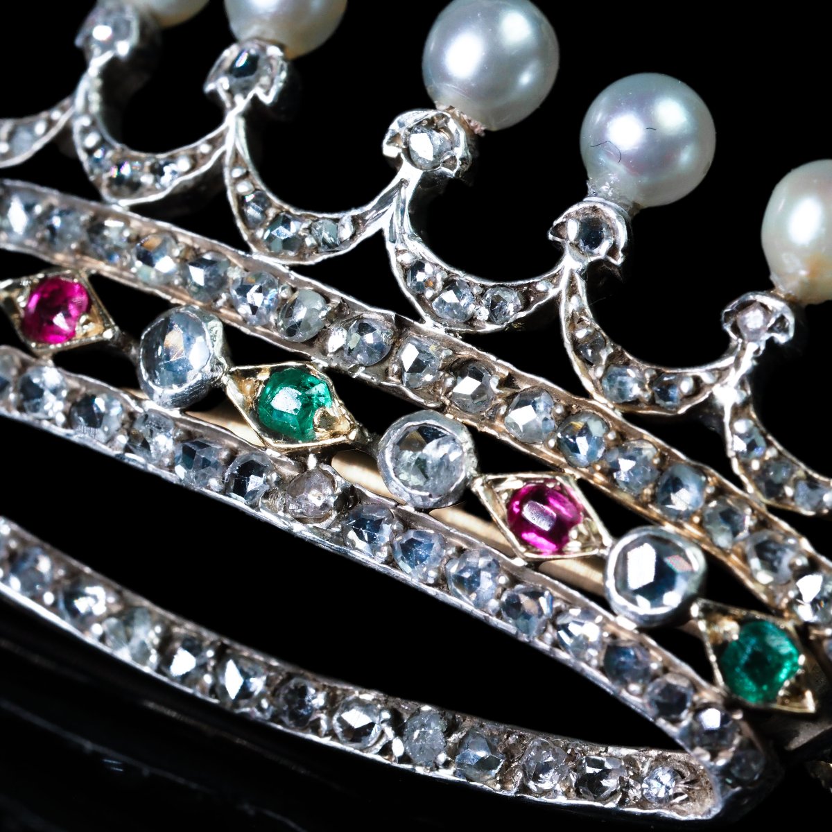 Broche Française en or 18K, couronne/coronnet rubis, émeraudes, diamants et  perles c.1900-photo-5
