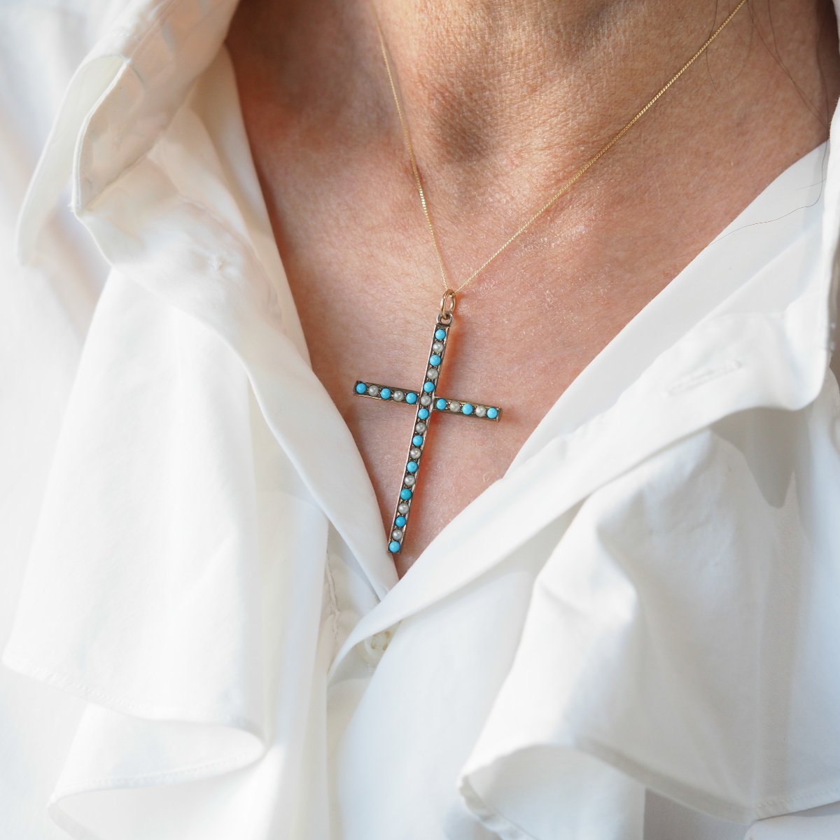 Collier ancien victorien pendentif croix en or 9K, orné de turquoise et de perles vers 1890-photo-2