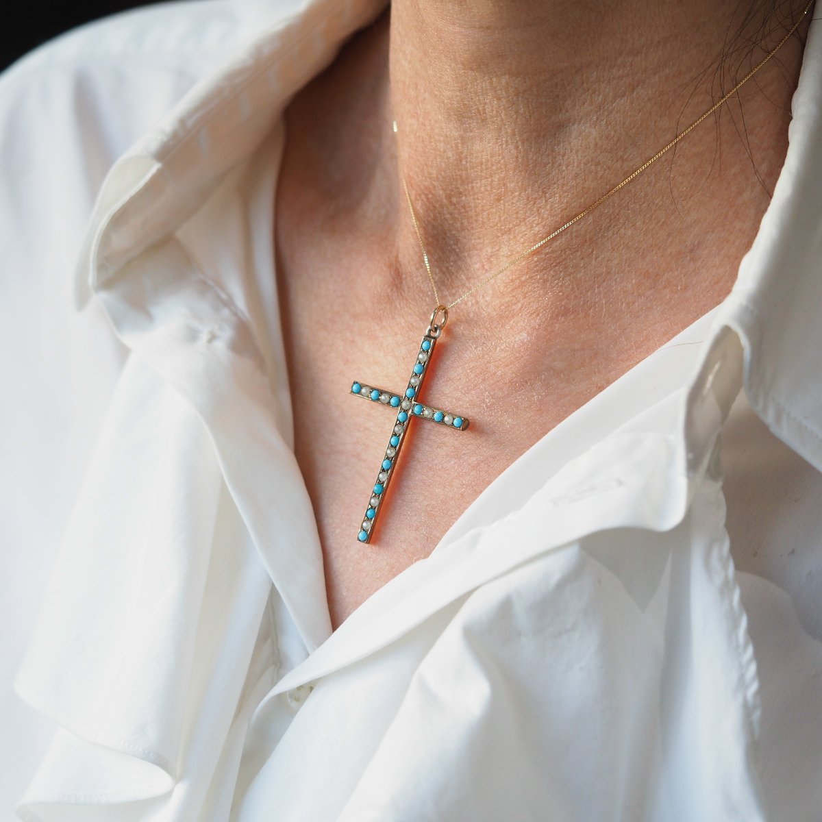 Collier ancien victorien pendentif croix en or 9K, orné de turquoise et de perles vers 1890-photo-3