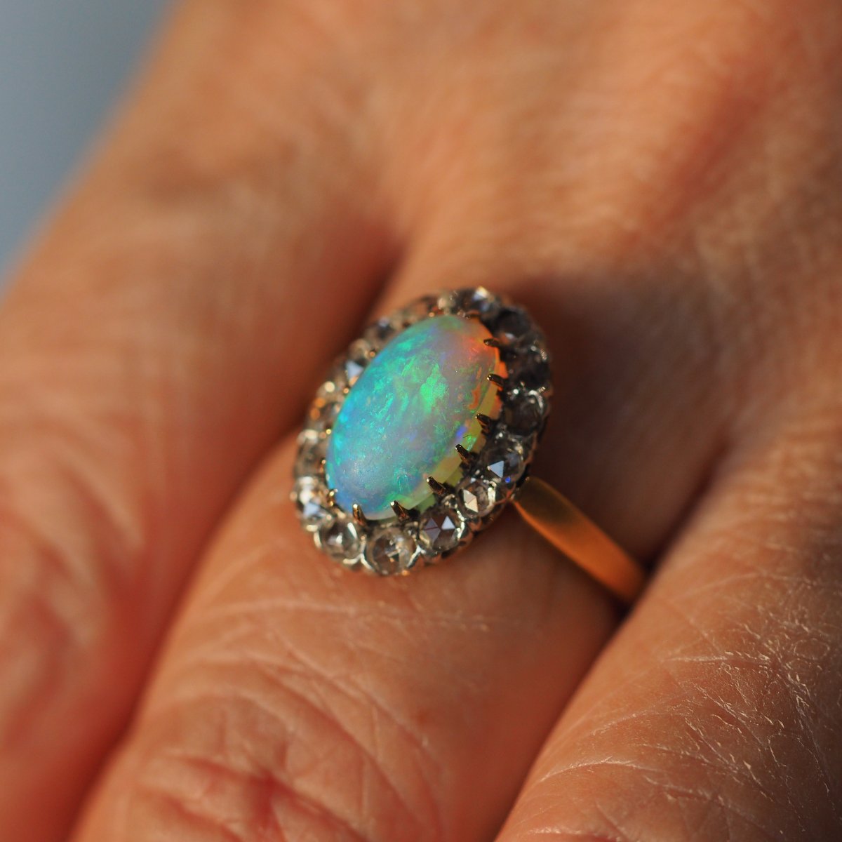 Bague ancienne victorienne en or 18K, opale cabochon et diamants en entourage, vers 1880-photo-2