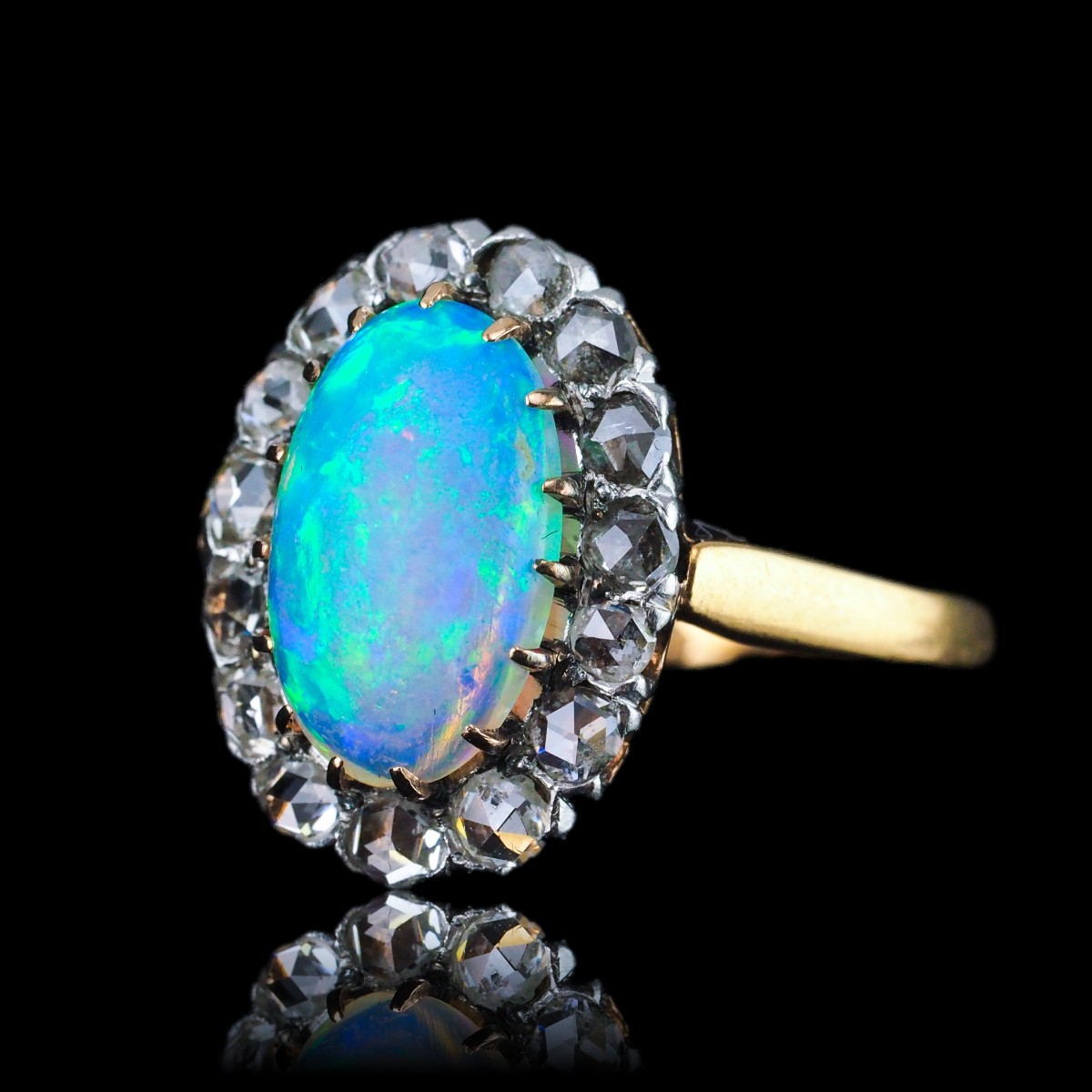 Bague ancienne victorienne en or 18K, opale cabochon et diamants en entourage, vers 1880