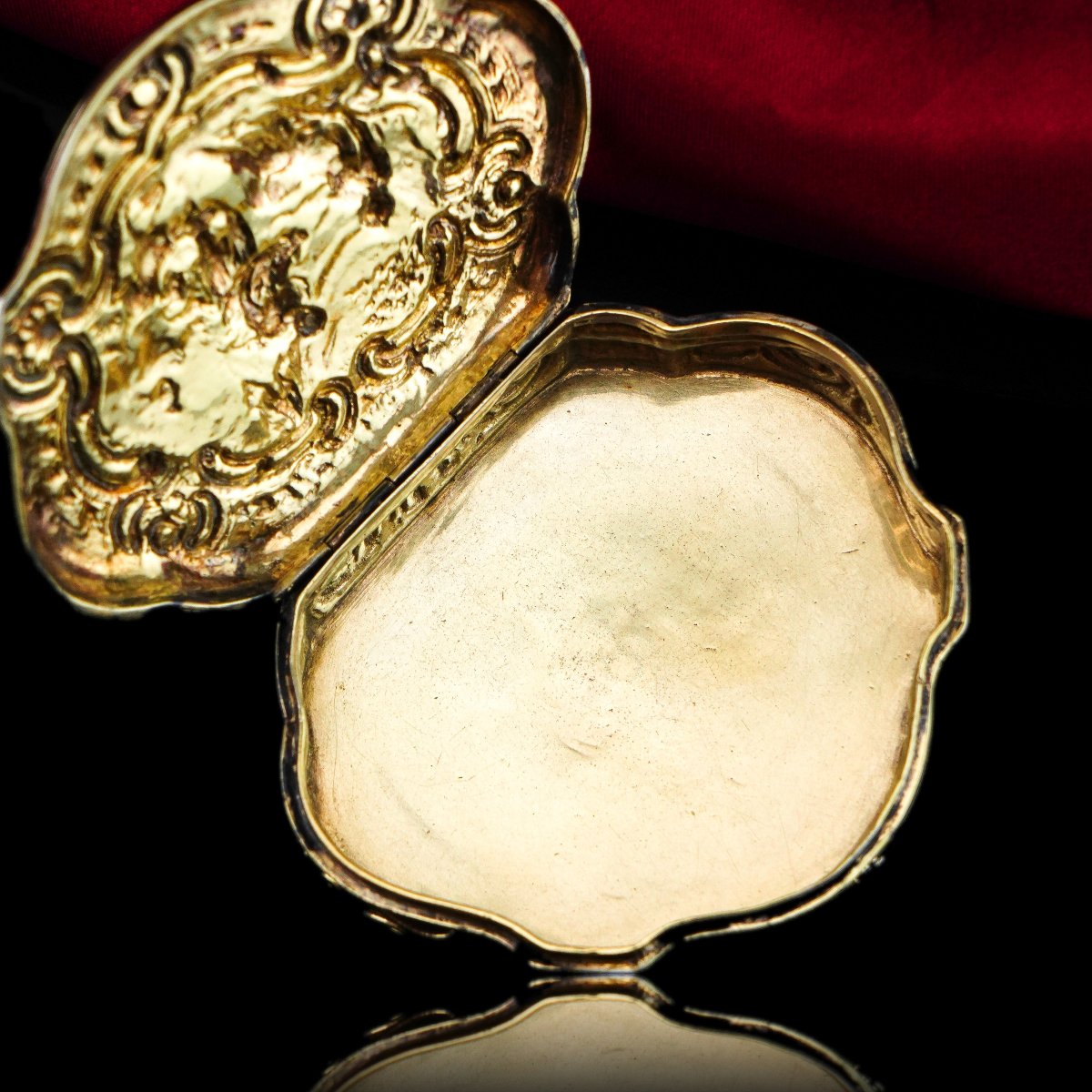 Antique Solid Silver Gilt Table Snuff Box, Rococo Motif And Meleager Boar Head Scene - 18th C.-photo-3