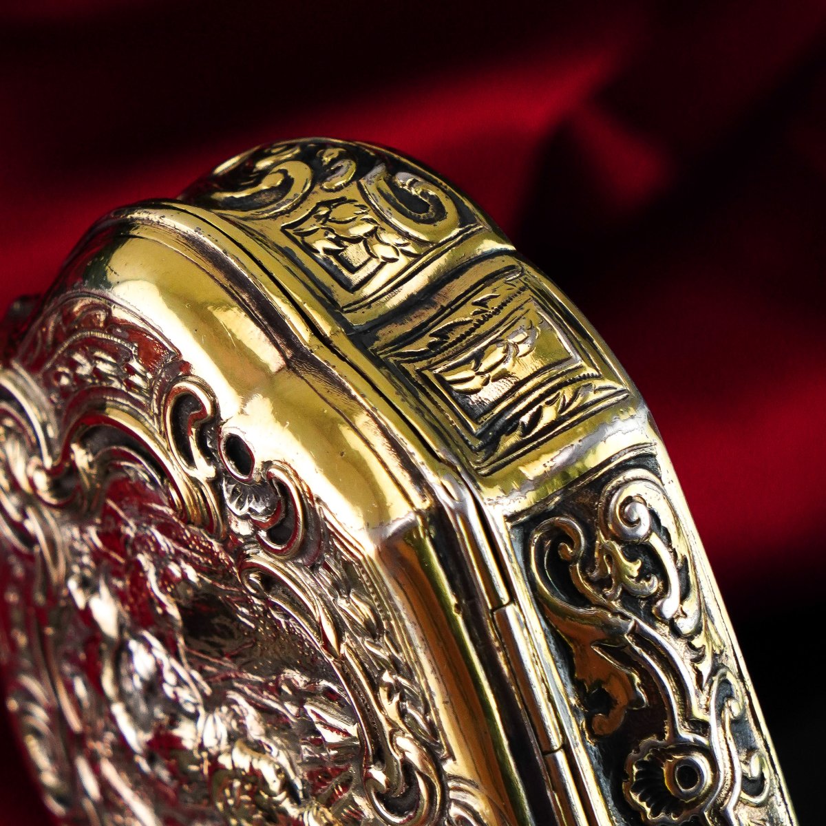 Antique Solid Silver Gilt Table Snuff Box, Rococo Motif And Meleager Boar Head Scene - 18th C.-photo-2