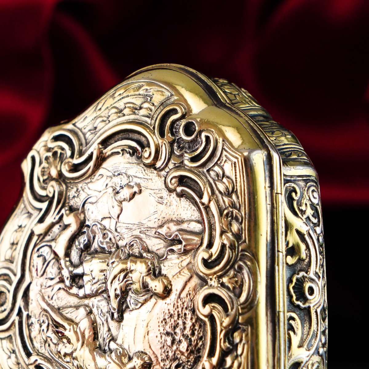 Antique Solid Silver Gilt Table Snuff Box, Rococo Motif And Meleager Boar Head Scene - 18th C.-photo-3