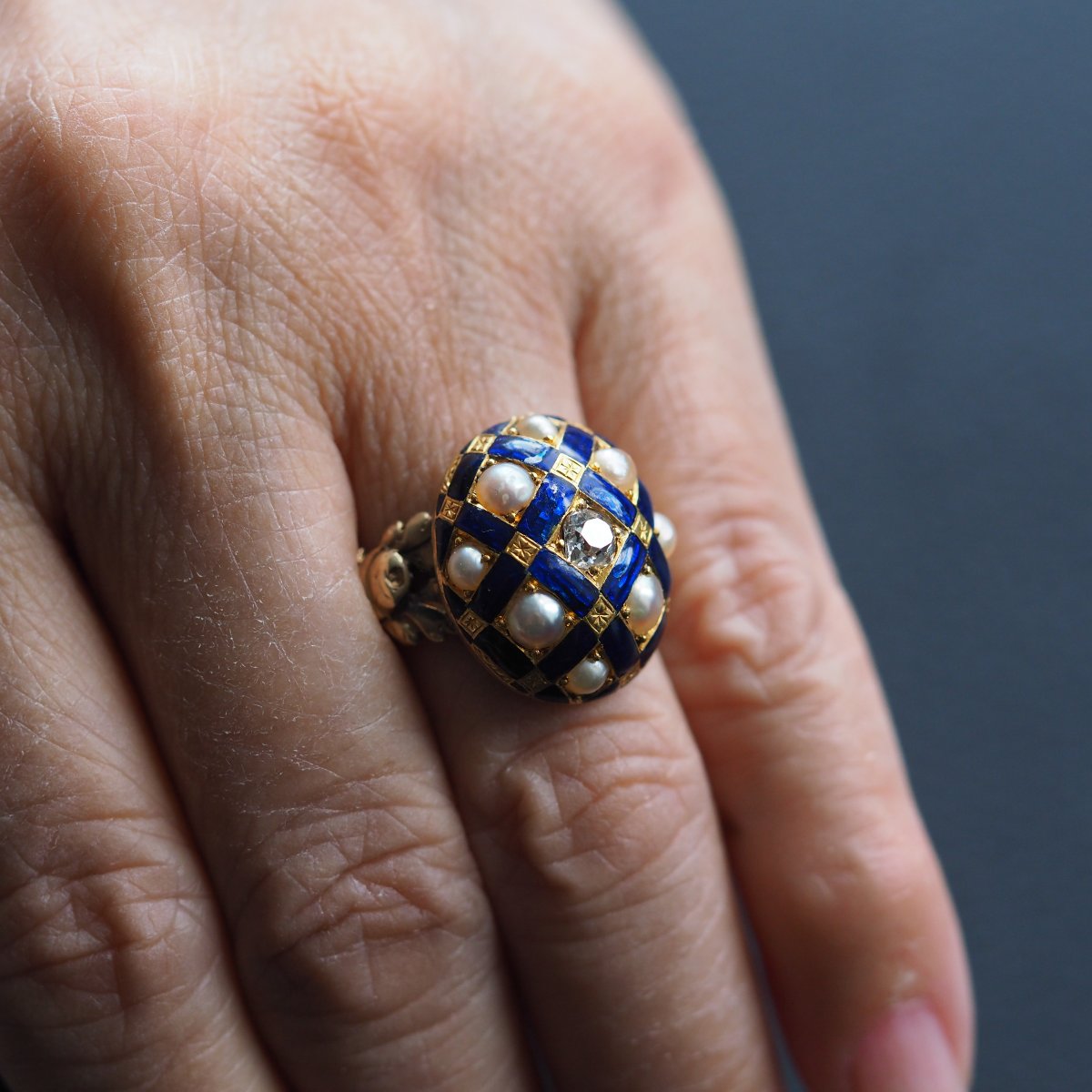 Bague ancienne victorienne en or 14K, ornée d’émail bleu, de diamants et de perles – vers 1860-photo-6