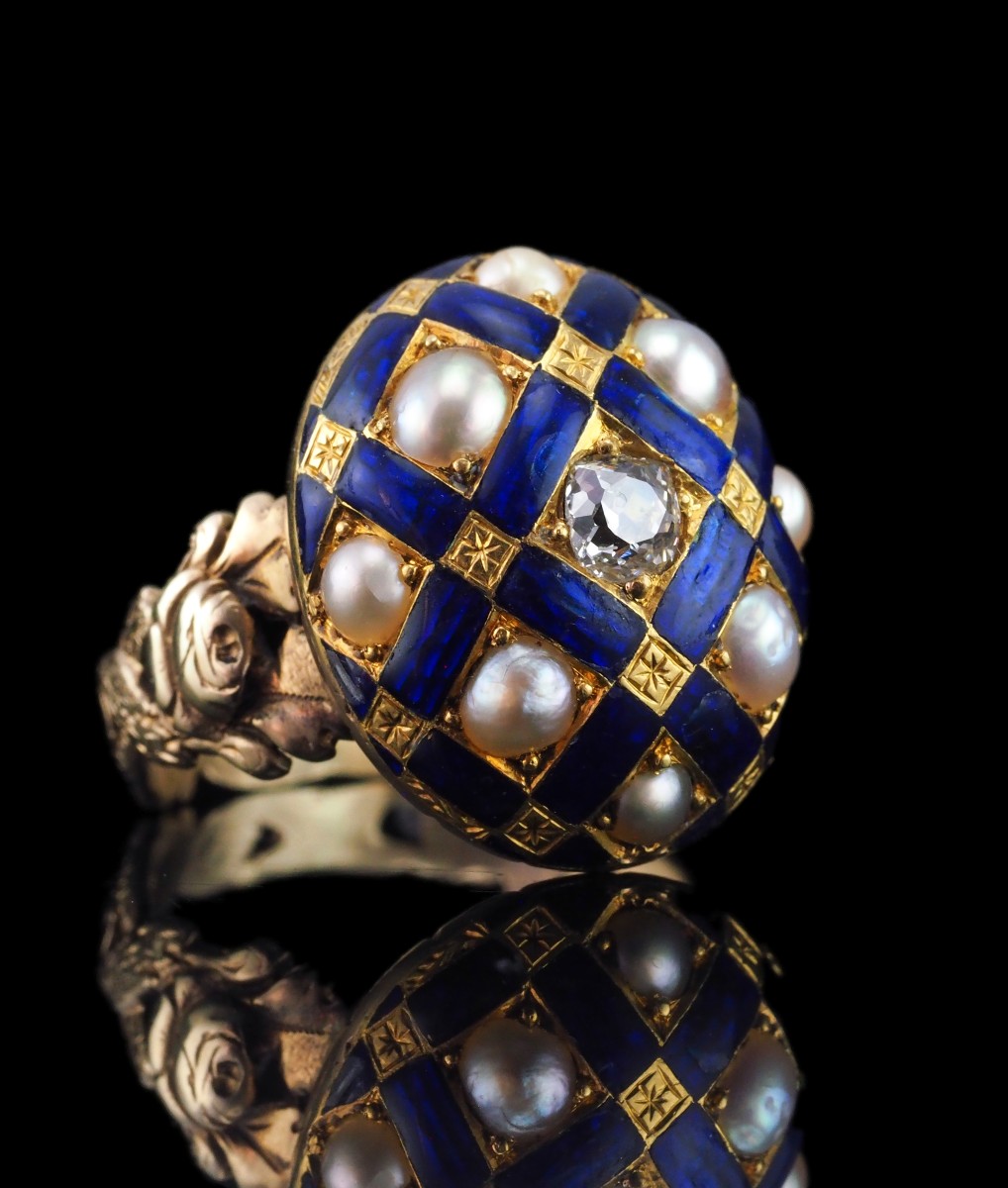 Bague ancienne victorienne en or 14K, ornée d’émail bleu, de diamants et de perles – vers 1860
