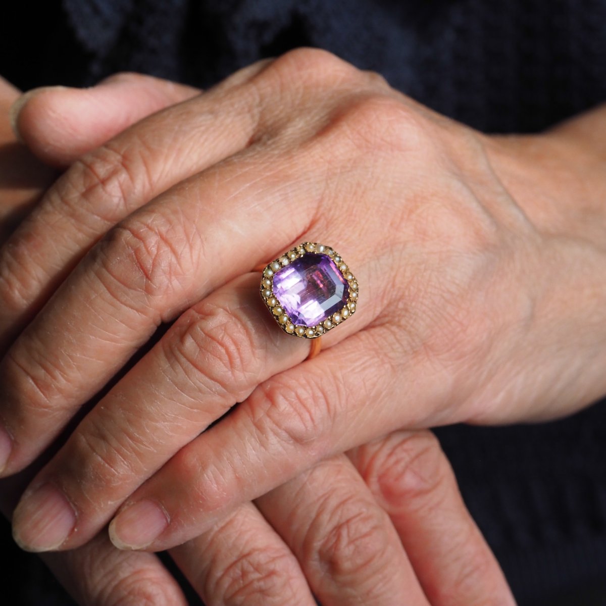 Bague édouardienne en or 18K, ornée d’une améthyste taille émeraude et de perles – vers 1900-photo-2