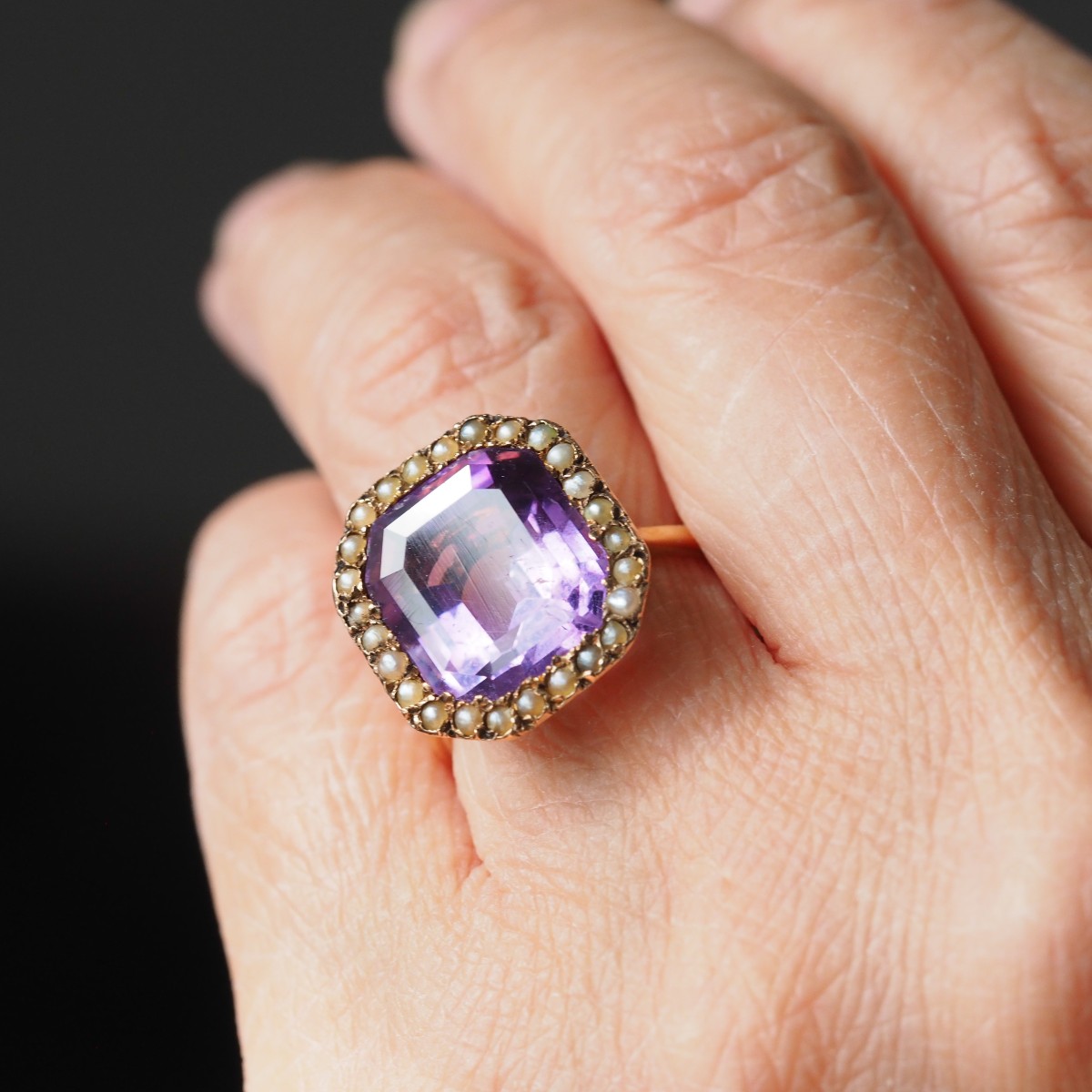 Bague édouardienne en or 18K, ornée d’une améthyste taille émeraude et de perles – vers 1900