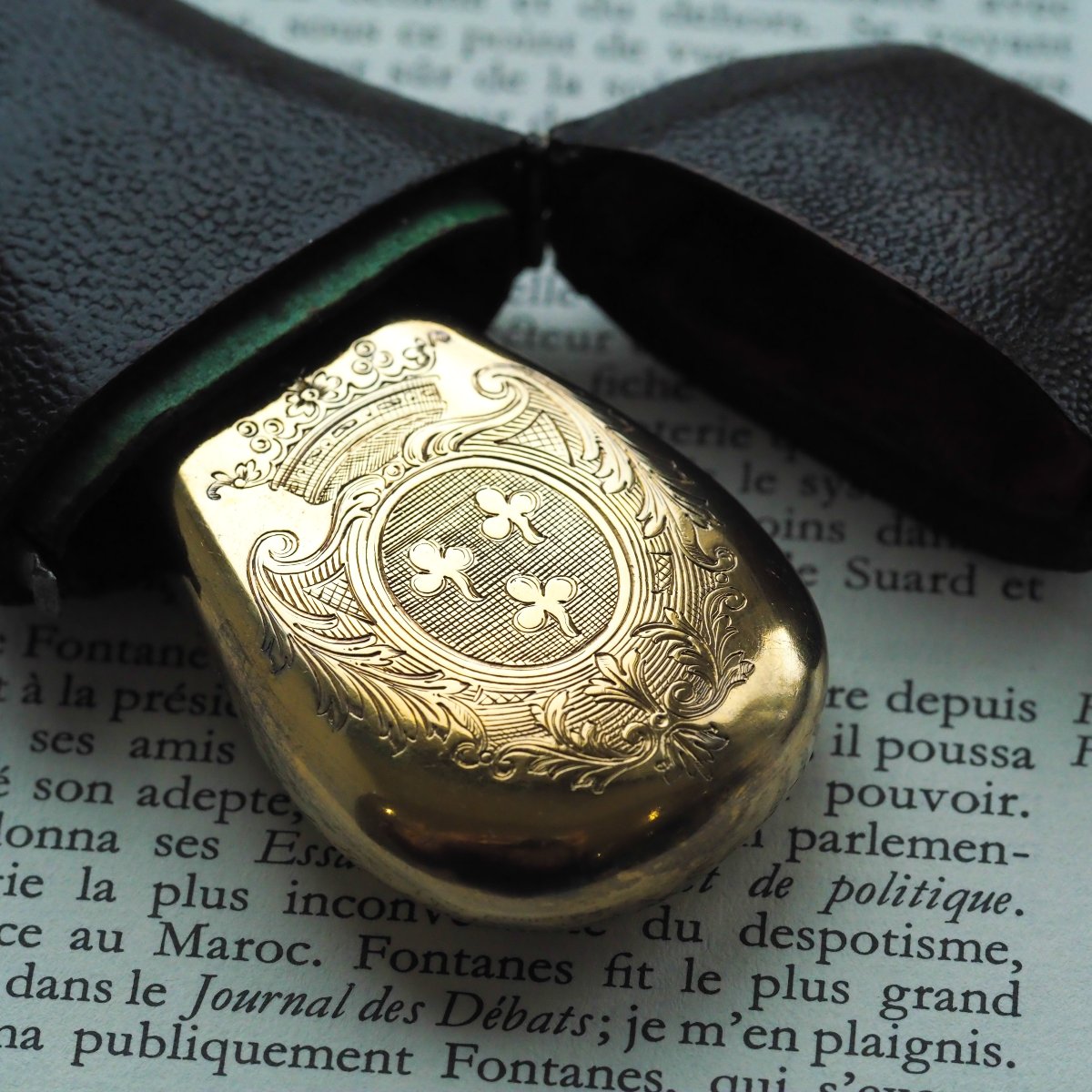 Flacon à parfum ancien en argent doré avec gravure de couronne – vers 1690-photo-3