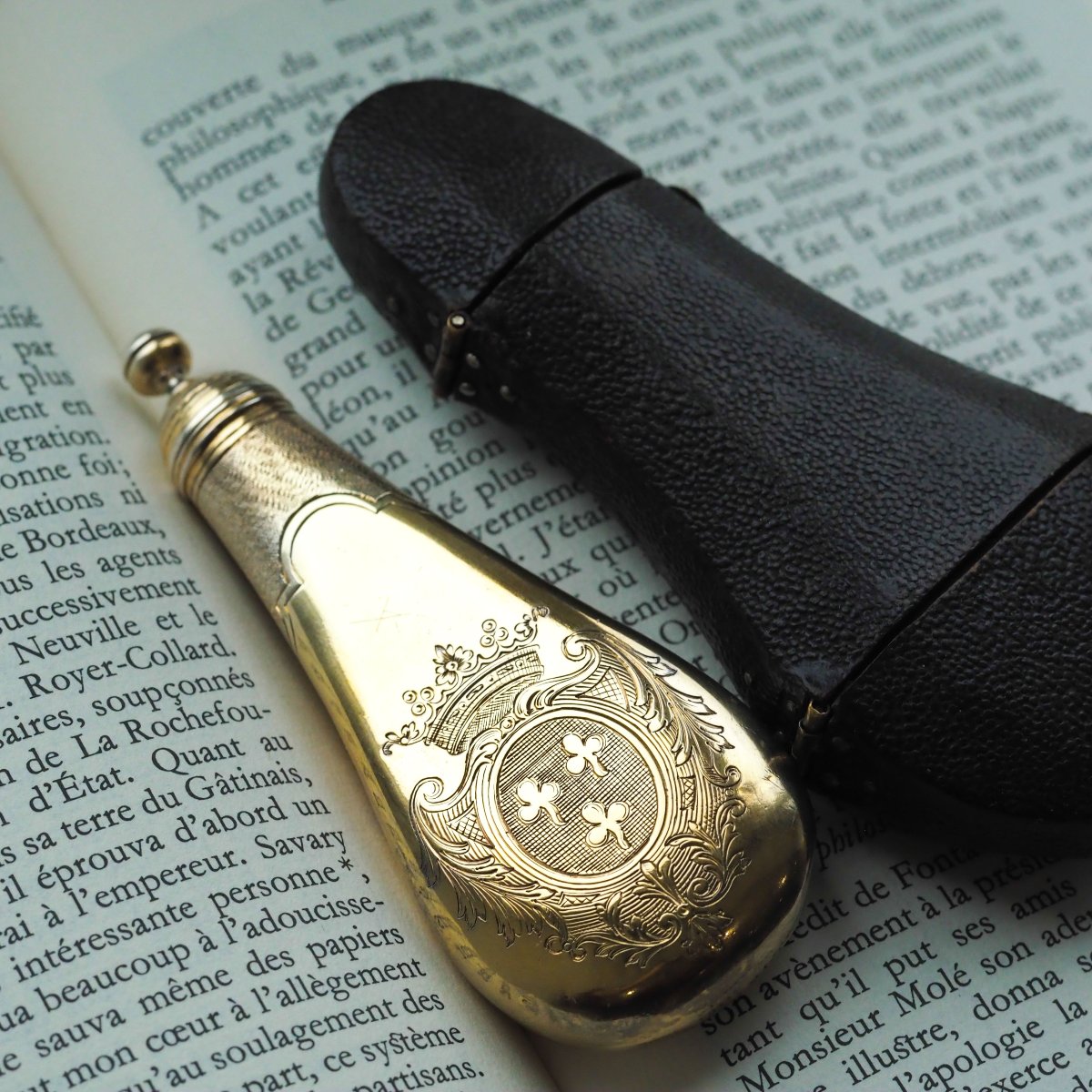 Flacon à parfum ancien en argent doré avec gravure de couronne – vers 1690-photo-4