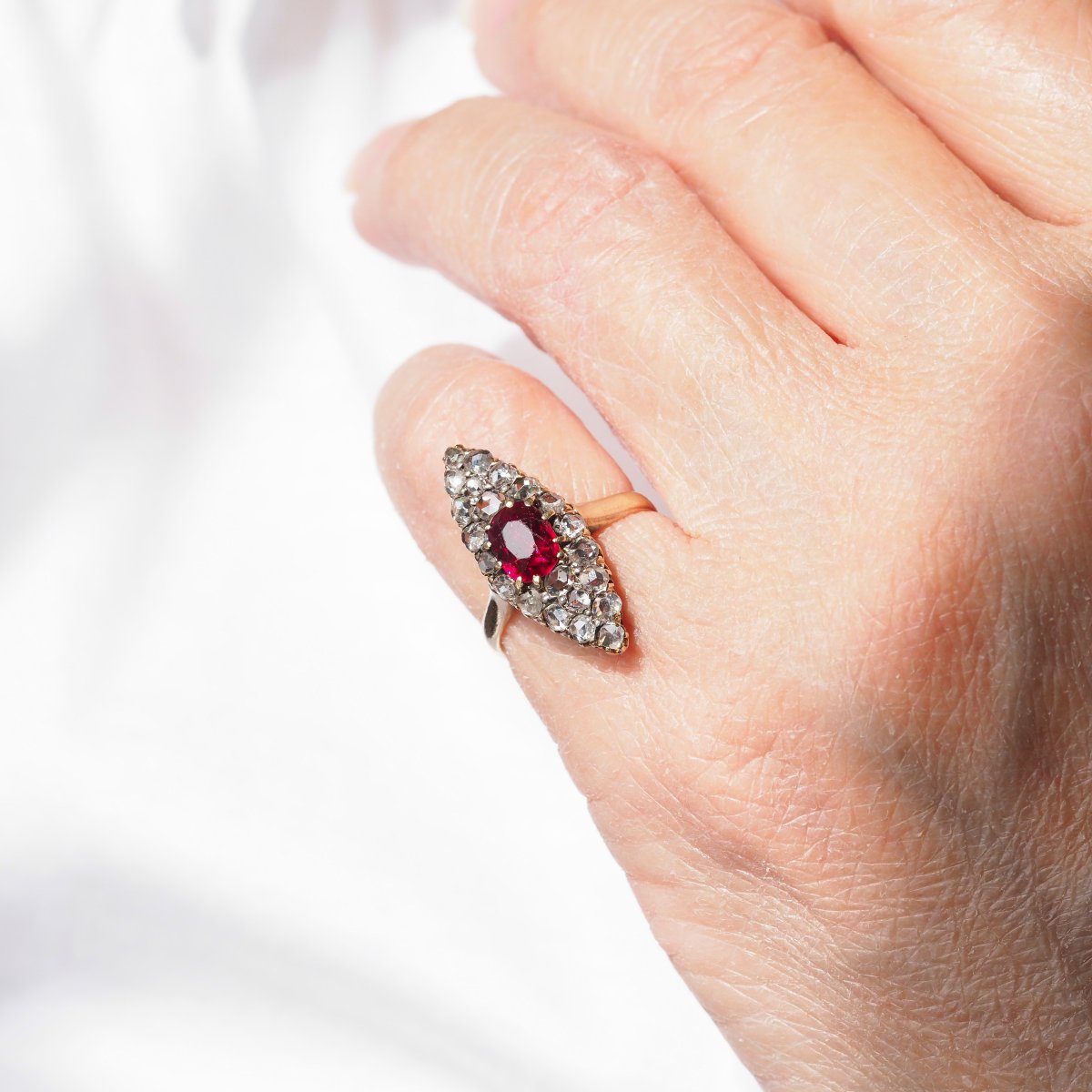 Bague française navette, or 18 ct, rubis naturel non chauffé et diamants v.1890-photo-3
