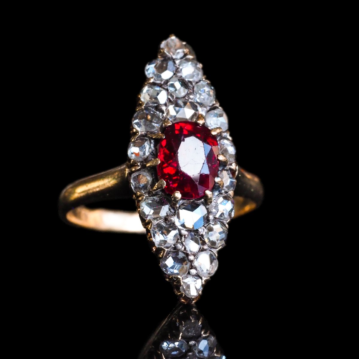 Bague française navette, or 18 ct, rubis naturel non chauffé et diamants v.1890