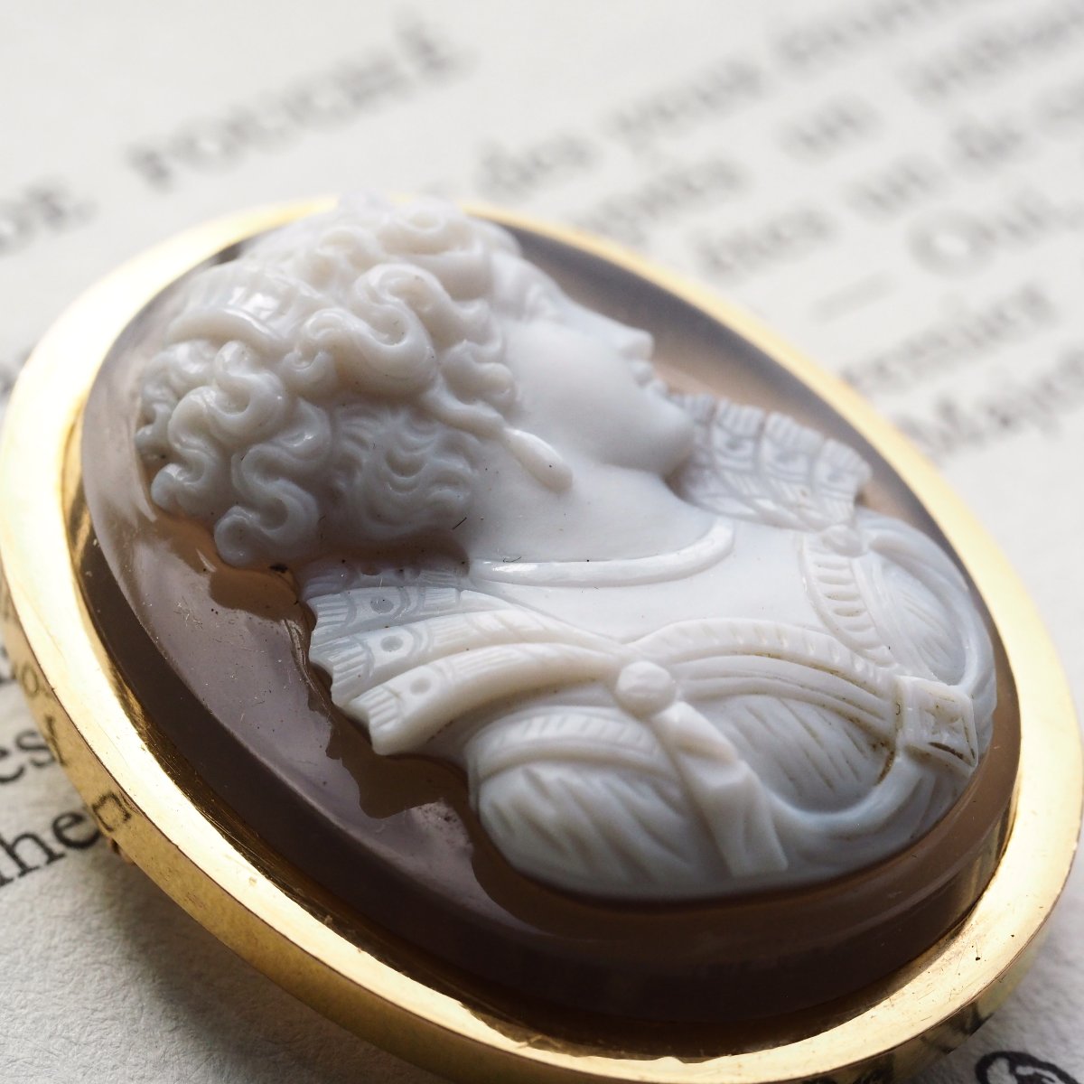 Broche ancienne française à camée en agate, or 18 ct, époque victorienne, v. 1880-photo-1