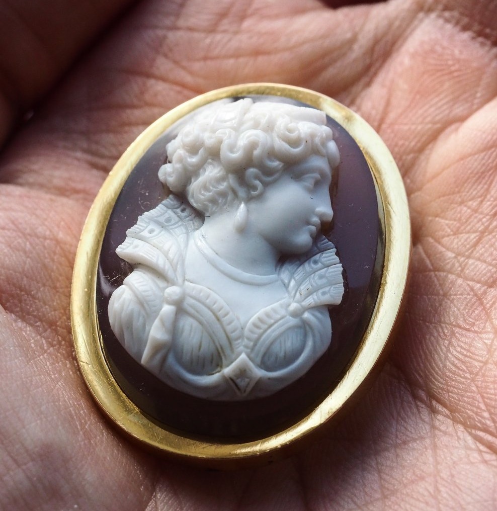Broche ancienne française à camée en agate, or 18 ct, époque victorienne, v. 1880