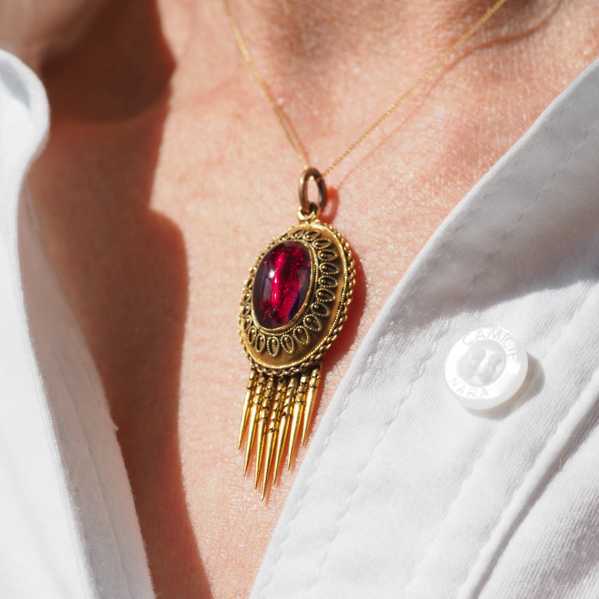 Collier pendentif victorien de style étrusque, grenat et or 15K, vers 1880-photo-2