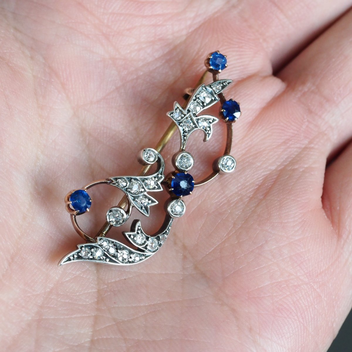 Broche victorienne ancienne à saphirs et diamants, motif feuillagé, or 9 ct, vers 1880-photo-2