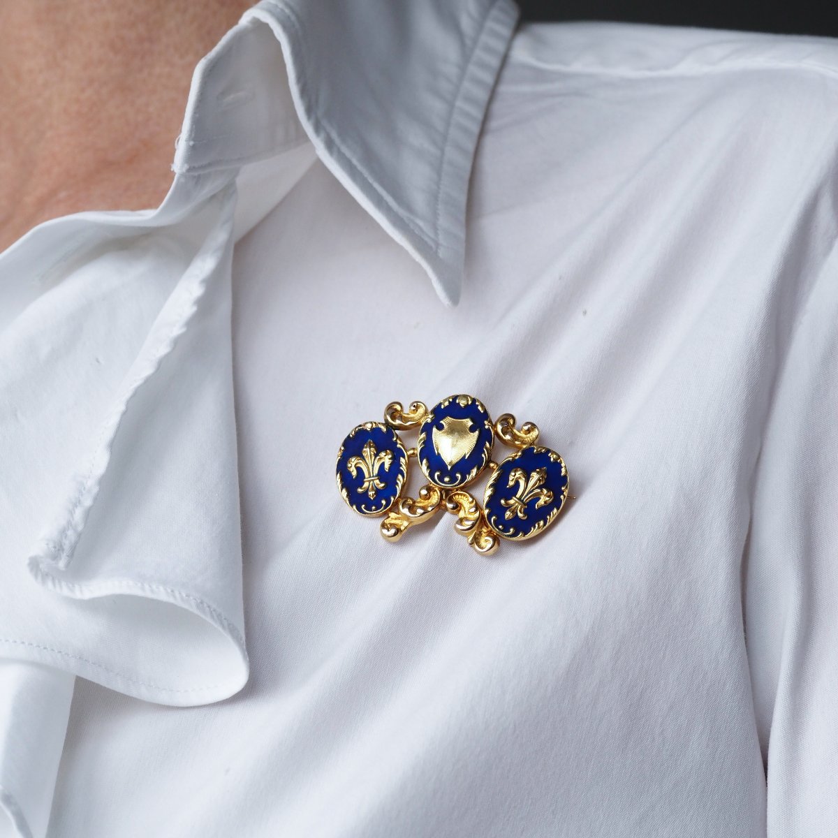 Broche ancienne en or 18 carats à émail bleu fleur-de-lys – XIXᵉ siècle-photo-2