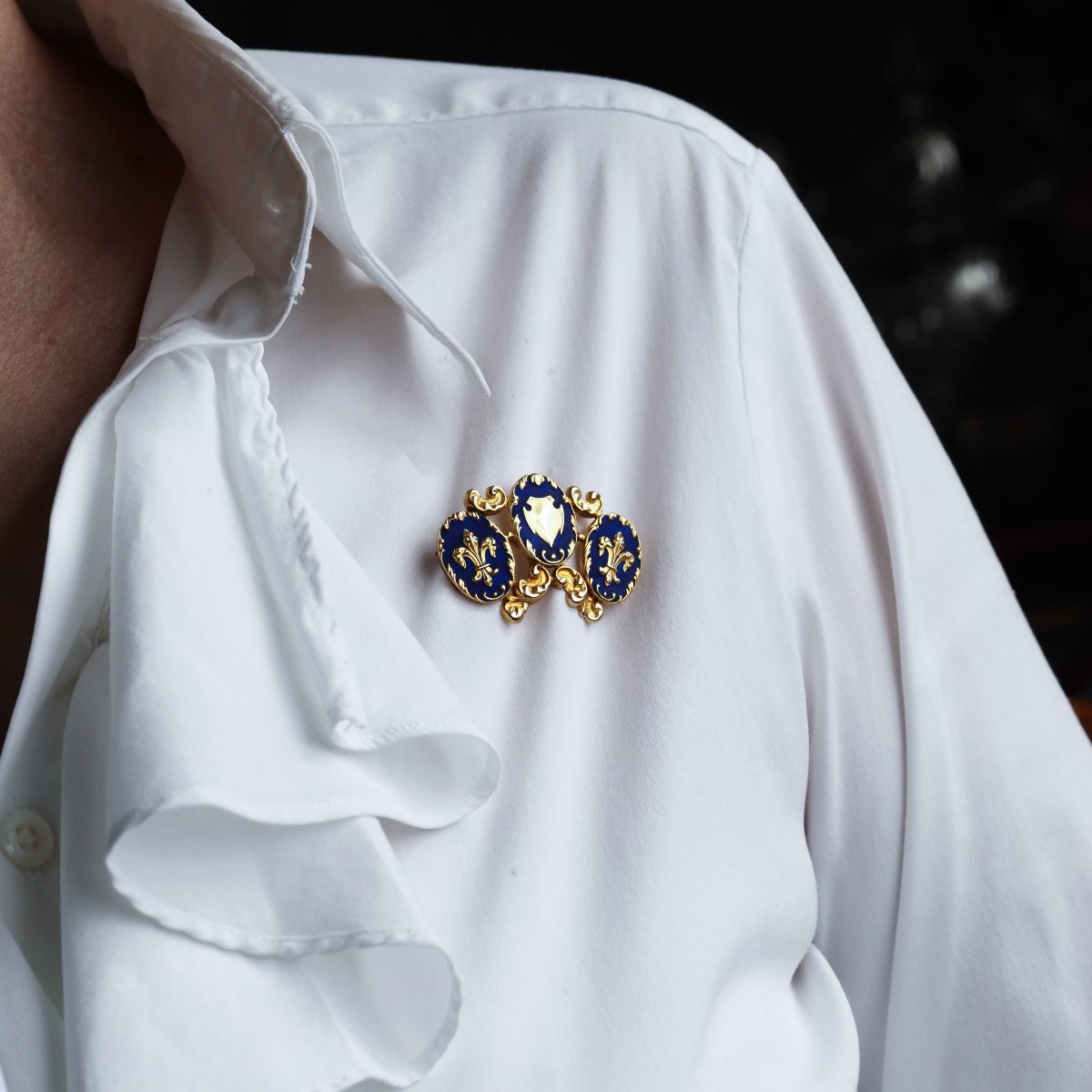 Broche ancienne en or 18 carats à émail bleu fleur-de-lys – XIXᵉ siècle-photo-2