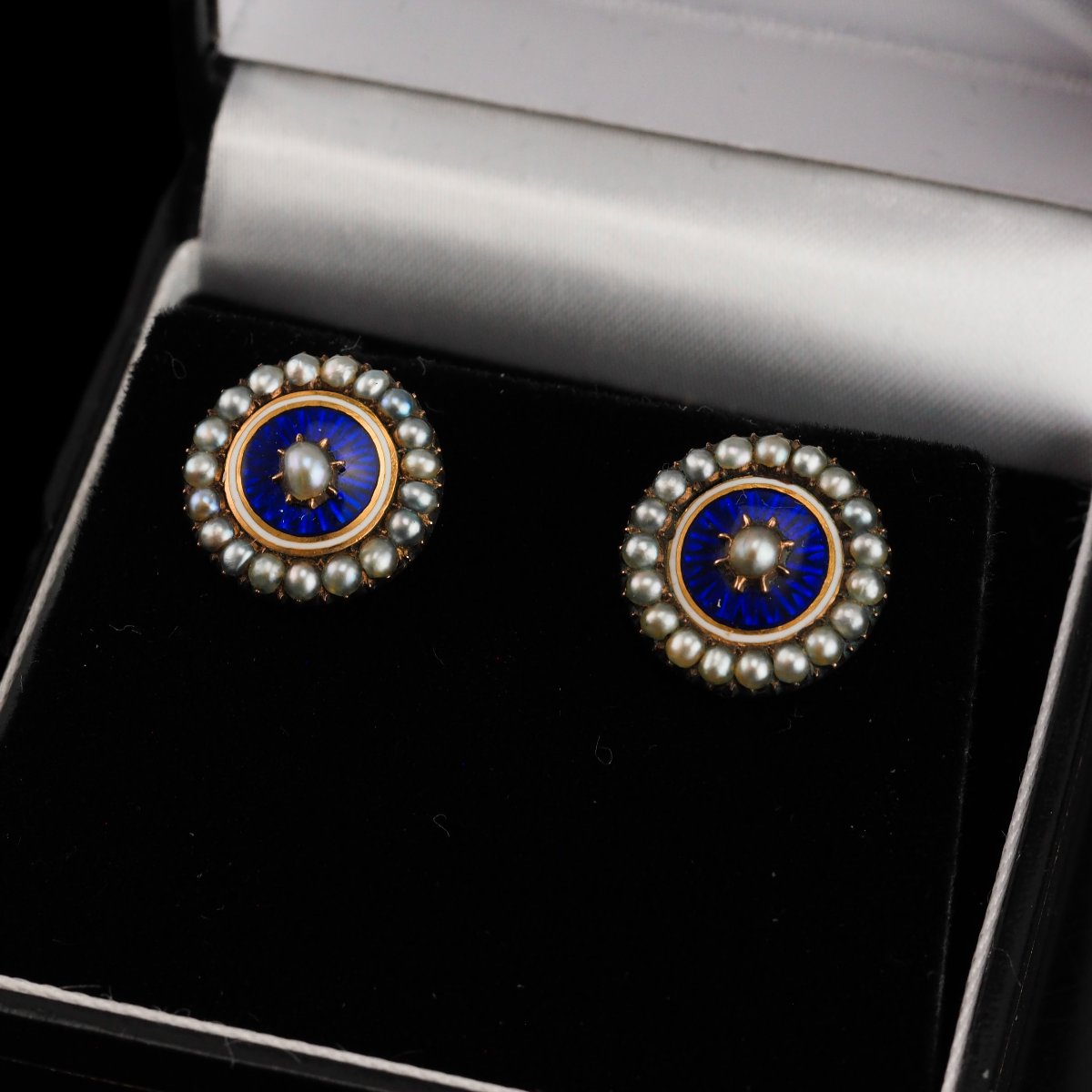 Boucles d’oreilles géorgiennes anciennes en or, émail guilloché bleu et perles – vers 1800-photo-1