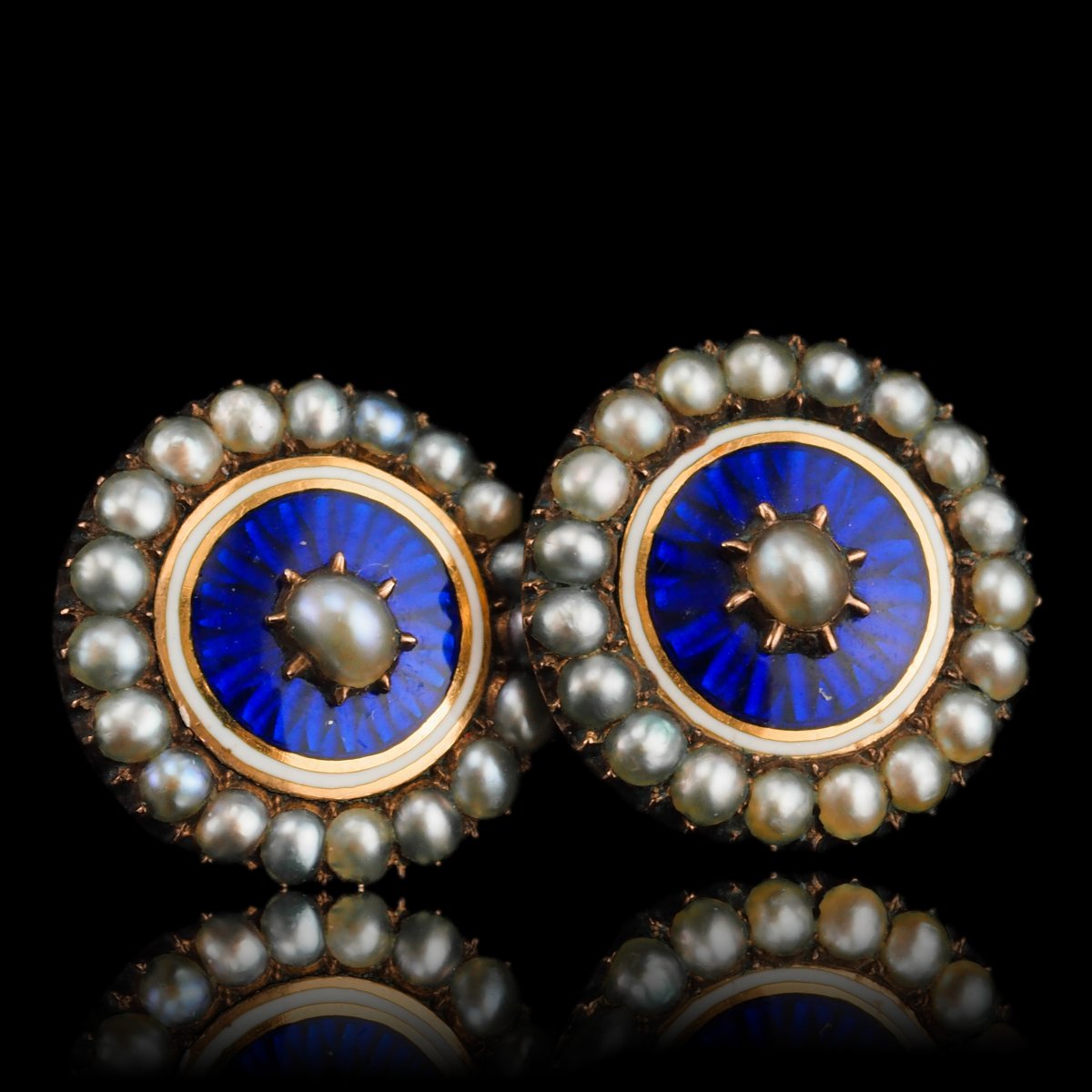 Boucles d’oreilles géorgiennes anciennes en or, émail guilloché bleu et perles – vers 1800