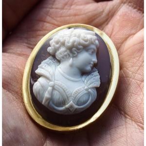 Broche ancienne française à camée en agate, or 18 ct, époque victorienne, v. 1880