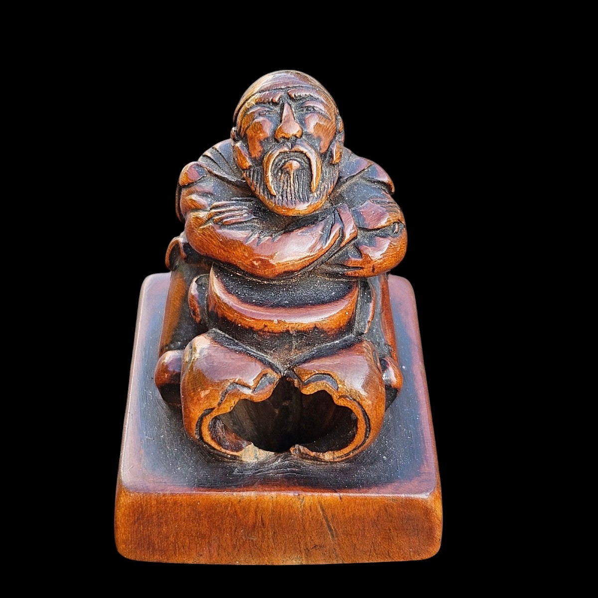 étranger Assis Sur Une Table. Netsuke 