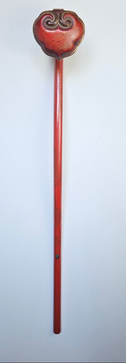 Grand Nyoi en laque Negoro à décor de dragon doré.Japon