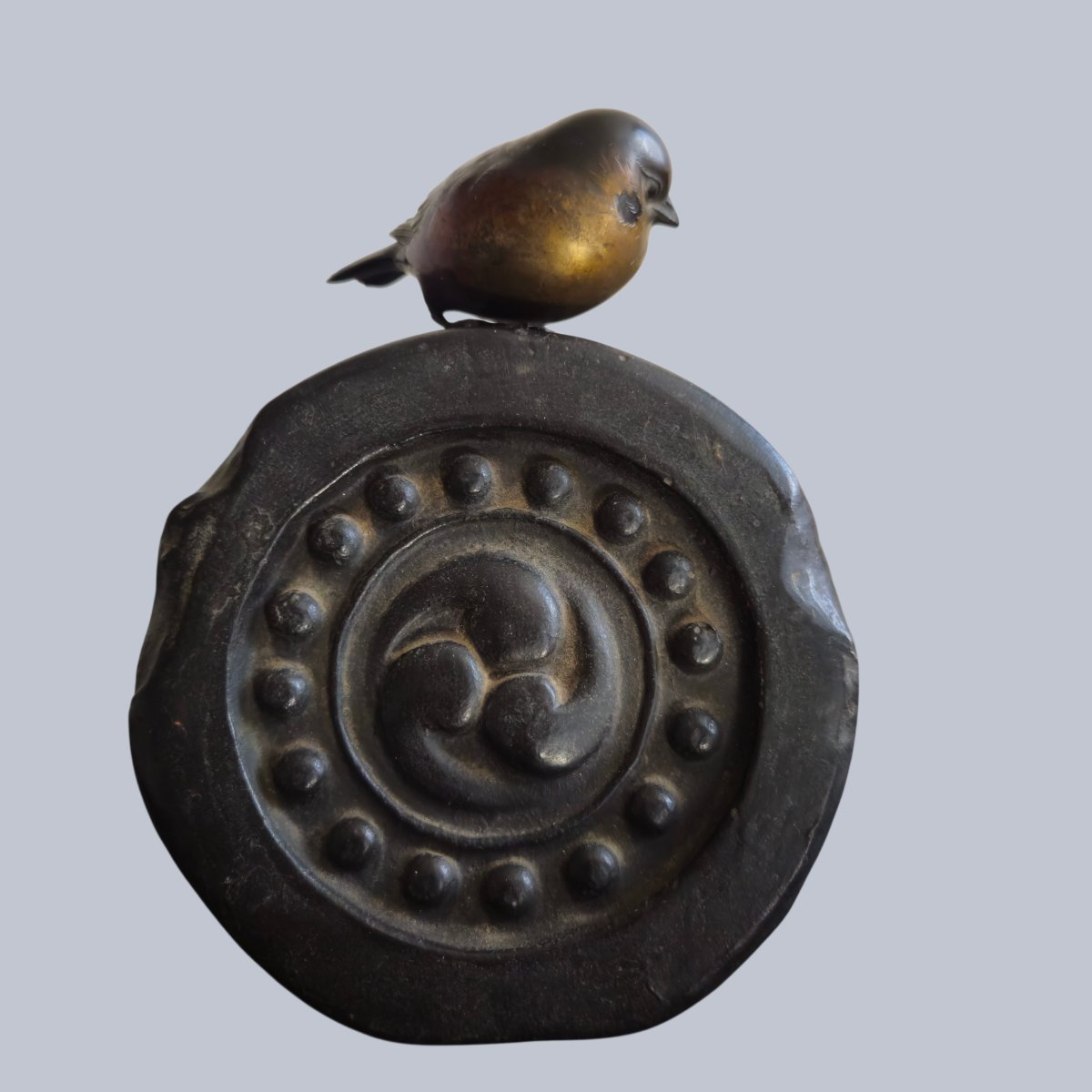 Moineau sur une tuile faîtière traditionnelle japonaise -photo-2